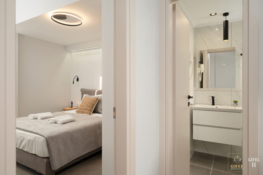 Entrance to Bedroom and Bathroom | GIFEL II