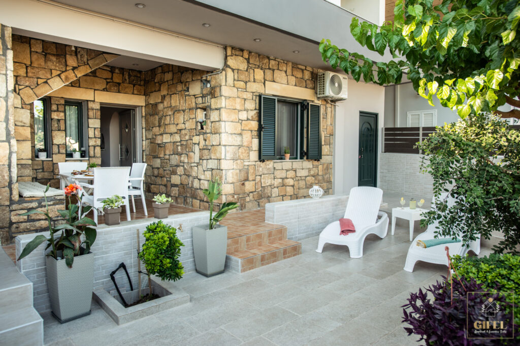 The patio in GIFEL Luxurius Suites